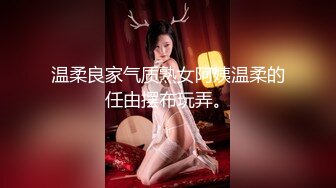 真实母女双飞全程露脸，幸福小哥玩弄母女花，先给狼友展示骚逼，沙发上就把老骚妈干了，轮草抽插浪荡呻吟