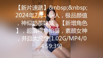 本人比照片还漂亮，花臂纹身娇小美女，撩下衣服就要吸奶子，跪着深喉舔屌，抱起来撞击爆插，如此美女连续搞了两炮