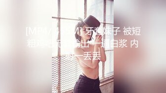 《极品CP?魔手?外购》美女如云餐饮店大神躲藏女厕逼脸同框偸拍数位小姐姐方便，被一个美女发现翻车了还好没有推门吓尿了