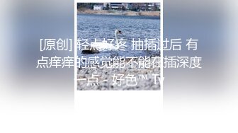 《魔手外购极品厕拍》商业城女厕全景偸拍多位少女少妇熟女方便，后位先拍脸再拍大白屁股，憋尿到极限的良家少妇动作逗死人 (16)