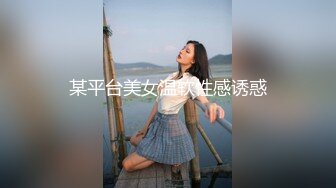 两个性感美女跟着节奏撸起来 控制射精高潮到最后