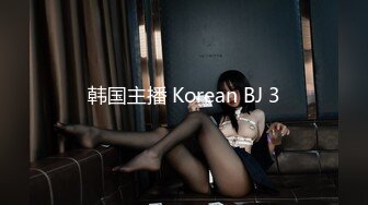 变态屌丝男躲在公园女厕尾随偷窥美女尿尿捡起人家刚换下的姨妈巾研究一番