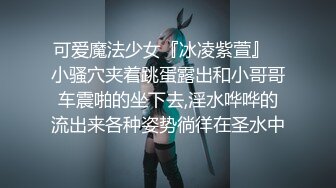 窗外TP眼镜美少妇洗完澡裸身抹乳液