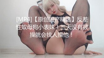 少妇提前在情趣酒店开好房不停在床上翻滚烦躁，等男的刚来就渴求拥抱，大长腿黑黝黝逼毛肆意冲撞搞