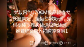 潜入大学女厕偷拍粉衣牛仔裤学妹 肥大的黑阴唇