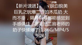 Nanako 在她性感的角色扮演中身材矮小地站在你面前，试图隐藏她是多么的角质。所以你命令她站在那里，用她的内裤按摩她的阴蒂。但是你想要更多，让她脱掉她的内裤，试着在抚弄自己的同时保持站立。当她几乎无法站立时，您让她坐在沙发上，但她必须在她的阴蒂上使用强力振动器以使自己反复达到高潮。