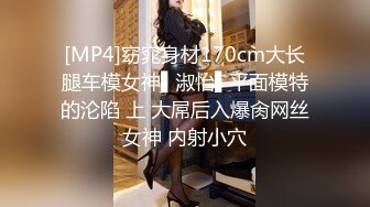 娇小的亚裔妹子面试工作,与面试官聊着聊着抓住大鸡巴吃起来了