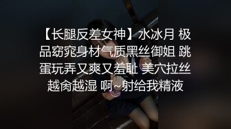 高个子的性感美女模特在家里张开她的大腿享受着男友带来的快感