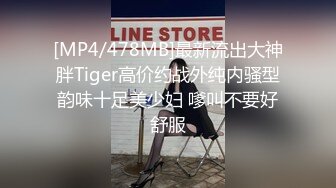 KTV女厕近距离偷窥半蹲着尿的黑色制服美女的极品小嫩鲍