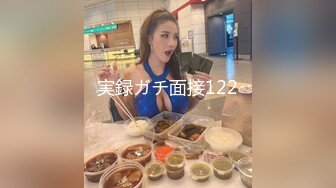 欠了赌债无法偿还的少妇被债主逮个现行只能回家耍耍抵账