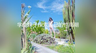 俩小母狗翘著蜜桃臀等待大J8的进入，场面疯狂呻吟声不断