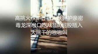 外表清纯短发18学生妹为赚钱拍摄，娇小身材无毛嫩穴，抱在身上扣穴，活力十足操起了带劲，第一视角插入