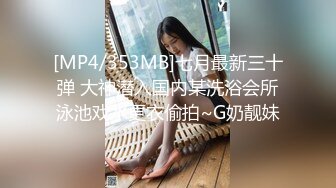 [MP4]黑衣少妇特写大屌插嘴，抹上润滑油抬腿抽插，招牌动作侧入抱起来猛操